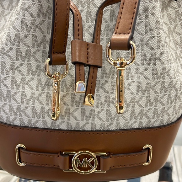 Michael Kors Reed Medium Belted Bucket Messenger Crossbody Handbag Vanilla MK - Picture 14 of 16